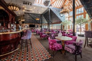 Ein Restaurant oder anderes Speiselokal in der Unterkunft Old Thorns Hotel & Resort 