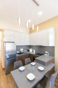 A kitchen or kitchenette at A37 Awesome Apartments