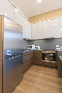 A kitchen or kitchenette at A37 Awesome Apartments
