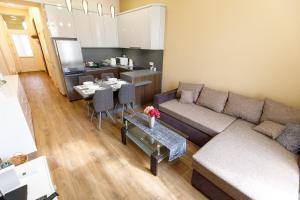 A kitchen or kitchenette at A37 Awesome Apartments