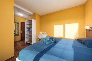 Łóżko lub łóżka w pokoju w obiekcie MEDANO4YOU The Penthouse La Jaquita