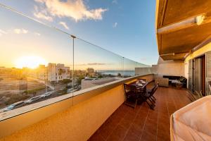 balkon z widokiem na ocean w obiekcie MEDANO4YOU The Penthouse La Jaquita w mieście El Médano