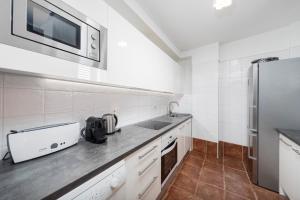Kuchnia lub aneks kuchenny w obiekcie MEDANO4YOU The Penthouse La Jaquita