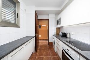 Kuchnia lub aneks kuchenny w obiekcie MEDANO4YOU The Penthouse La Jaquita