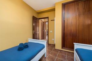 Łóżko lub łóżka w pokoju w obiekcie MEDANO4YOU The Penthouse La Jaquita