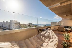 salon z kanapą i dużym oknem w obiekcie MEDANO4YOU The Penthouse La Jaquita w mieście El Médano