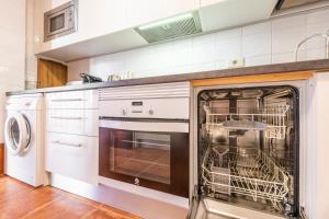 Kuchnia lub aneks kuchenny w obiekcie MEDANO4YOU The Penthouse La Jaquita