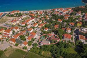 una casa en un suburbio con un círculo rojo en Bed & Breakfast Villa Terezija en Baška