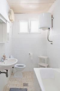ツァヴタットにあるMAZZA House Cavtat with Sea view-Centerのトイレと洗面台を備えた白いバスルーム