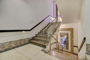 博帕尔FabHotel CSFC Near Bhopal Railway Station的楼梯间,楼梯间 更多21张照片