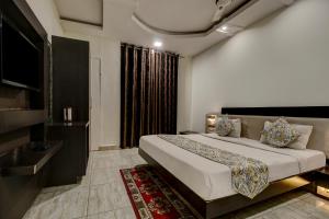 FabHotel CSFC Near Bhopal Railway Station客房内的一张或多张床位