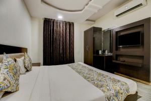 FabHotel CSFC Near Bhopal Railway Station客房内的一张或多张床位