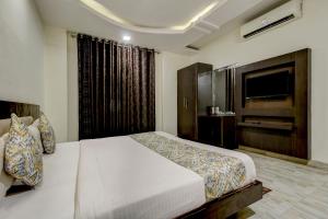 FabHotel CSFC Near Bhopal Railway Station客房内的一张或多张床位