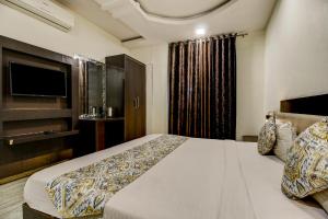 Säng eller sängar i ett rum på FabHotel CSFC Near Bhopal Railway Station