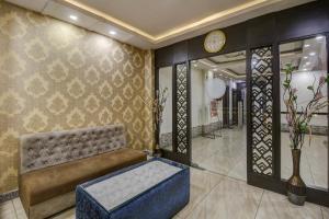 FabHotel CSFC Near Bhopal Railway Station的休息区