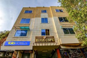 博帕尔FabHotel CSFC Near Bhopal Railway Station的一座带有思科酒店标志的高楼