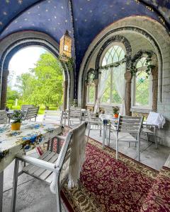 Reštaurácia alebo iné gastronomické zariadenie v ubytovaní Laitse castle