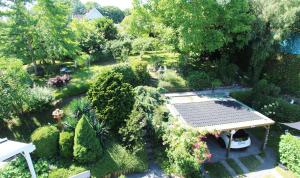 una vista sul tetto di un giardino con cespugli e alberi di Ferienwohnung Familienwohnung a Kröpelin