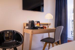 Příslušenství pro přípravu čaje a kávy v ubytování Hotel Elysees 8