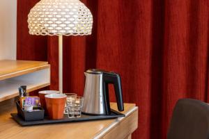 Příslušenství pro přípravu čaje a kávy v ubytování Hotel Elysees 8