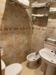 La salle de bains est pourvue de toilettes blanches et d'un lavabo. dans l'établissement COSTA MARFIL II - Marina Dor, à Oropesa del Mar