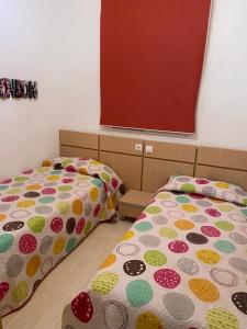 - 2 lits installés l'un à côté de l'autre dans une chambre dans l'établissement COSTA MARFIL II - Marina Dor, à Oropesa del Mar