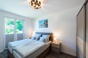 a bedroom with a bed and a window at Prinzess Brunhilde - Appartementhaus in Thale
