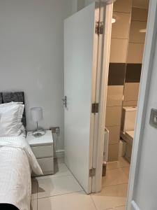 1 dormitorio con cama y armario en Lovely 1-bedroom holiday home in Southminster, en Southminster