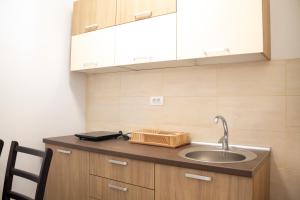 un bancone della cucina con lavandino e specchio di JTP Apartmani Ivanjica a Ivanjica