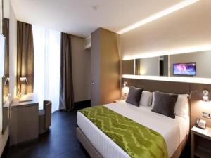 Postel nebo postele na pokoji v ubytování Trevi Palace Hotel