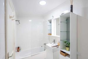 ein weißes Badezimmer mit Dusche und Waschbecken in der Unterkunft Le Family Palms My Home in Playa Honda