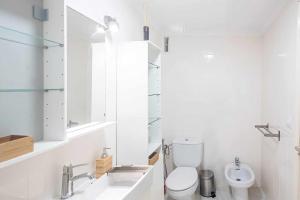 ein weißes Badezimmer mit Toilette und Waschbecken in der Unterkunft Le Family Palms My Home in Playa Honda + 19 Fotos