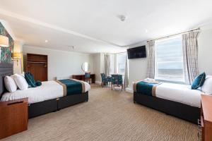 普雷斯塔廷的住宿－海灘酒店，酒店客房设有两张床和窗户。
