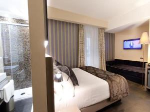 Postel nebo postele na pokoji v ubytování Trevi Palace Hotel