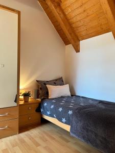 Posteľ alebo postele v izbe v ubytovaní Riviera Lipno 502-12