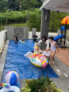 Villa near SPICE Arena 3BR 15PAX with KTV Pool Table and Kids Swimming Poolの敷地内または近くにあるプール
