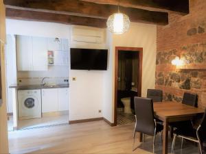 Televízia a/alebo spoločenská miestnosť v ubytovaní Apartamentos Alcantara