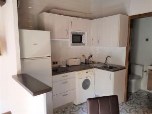 Kuchyňa alebo kuchynka v ubytovaní Apartamentos Alcantara
