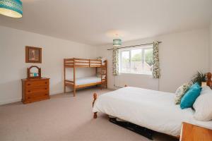 Schlafzimmer mit einem Bett und einem Fenster in der Unterkunft Luxury Spa Home With Hot Tub Sauna And Pool Table in Chesterfield