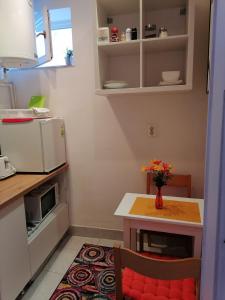 een kleine keuken met een tafel en een magnetron bij Studio 6 in Târgu-Mureş