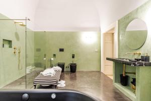 A bathroom at Dimora Bormioli Még 37 kép