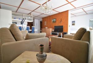 ein Wohnzimmer mit Sofas und einem Tisch in der Unterkunft Haus Viols 46 in Savognin
