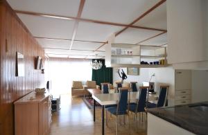 eine Küche und ein Esszimmer mit einem Tisch und Stühlen in der Unterkunft Haus Viols 46 in Savognin