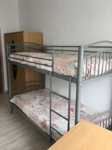 Postel nebo postele na pokoji v ubytování Wohnen-in-der-Uni-Silber-und-Welterbestadt-Freiberg-Whg-3