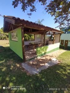 O edifício em que o camping se localiza