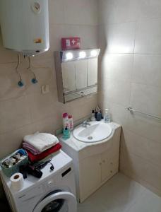 bagno con lavandino e lavatrice di Casa Bianca Wifi5G 56m2 DoubleRoom a Puerto de la Cruz