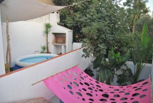 a pink umbrella sitting on a wall next to a tub at Ku Apartment in Murcia