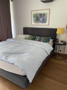 een bed in een slaapkamer met een foto aan de muur bij Great house 5' from Tomorrowland in Rumst