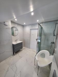 Łazienka w obiekcie Apartamenty 8 i 10 osobowe Koniakówka Resort