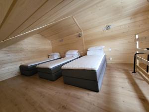Łóżko lub łóżka w pokoju w obiekcie Apartamenty 8 i 10 osobowe Koniakówka Resort